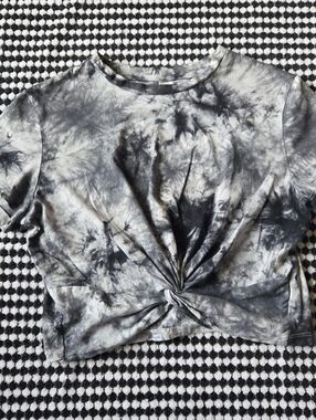Tie-Dye Knot Front Crop Tee - Black & Gray
